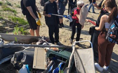 Spiaggia pulita, grazie ai ragazzi del Rosmini